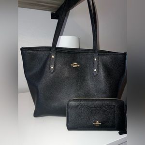 COACH Medium Shoulder Bag w/wallet - Black